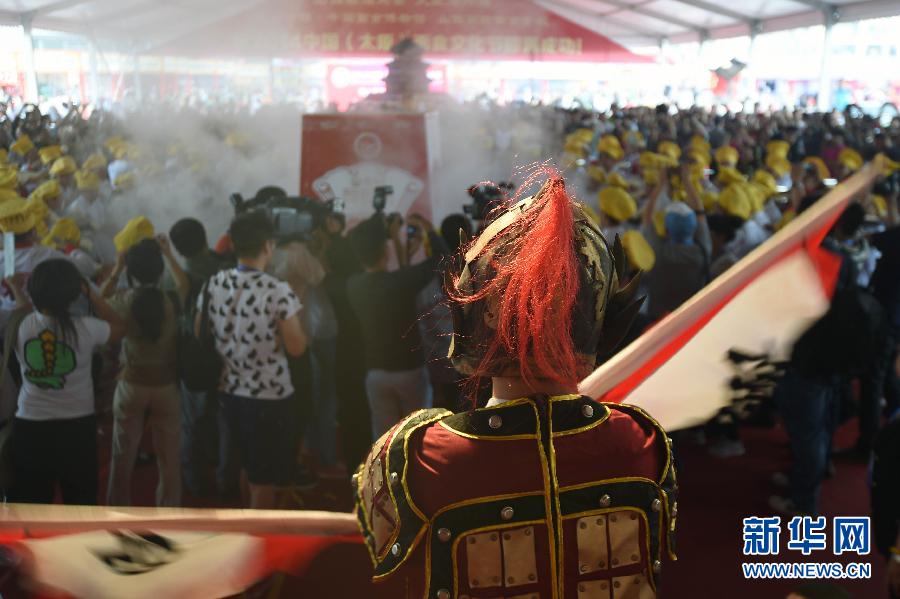 （晚报）（3）太原面食文化节上演“百人削面”