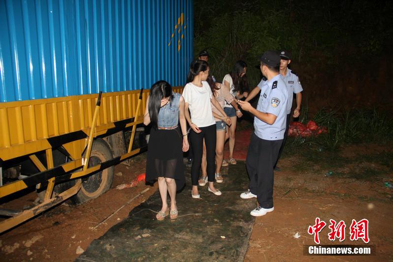 广东河源吸毒“移动会所” 货柜车变豪华KTV