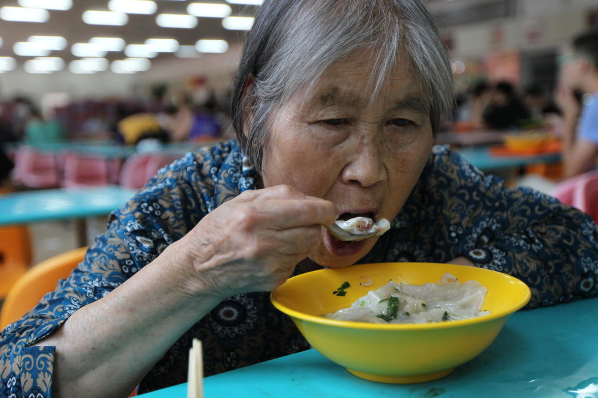 长春79岁独居老太学校蹭食堂 随身带急救药