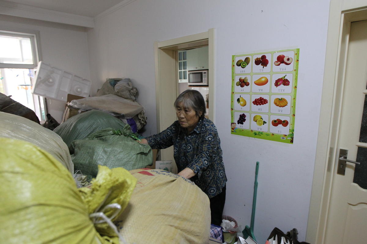 长春79岁独居老太学校蹭食堂 随身带急救药