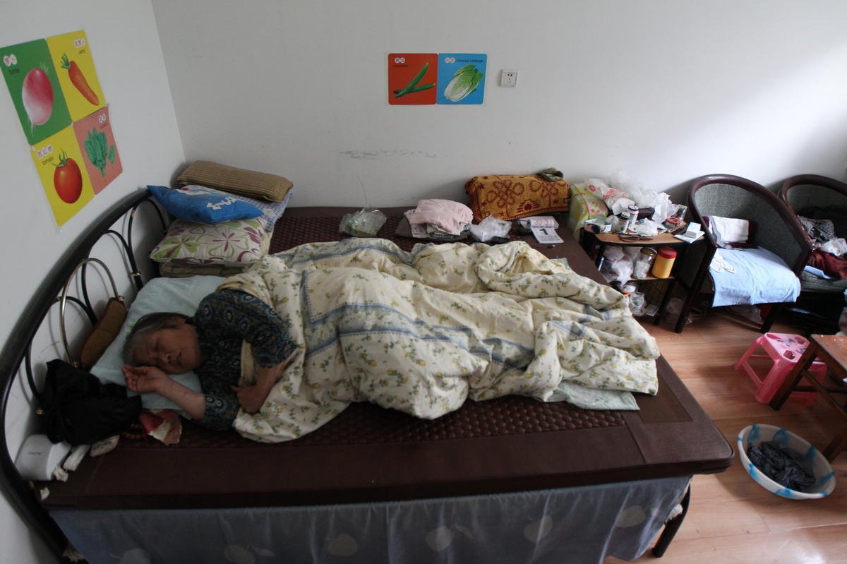 长春79岁独居老太学校蹭食堂 随身带急救药