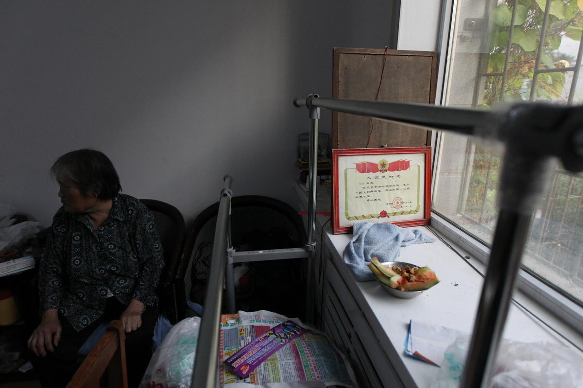 长春79岁独居老太学校蹭食堂 随身带急救药