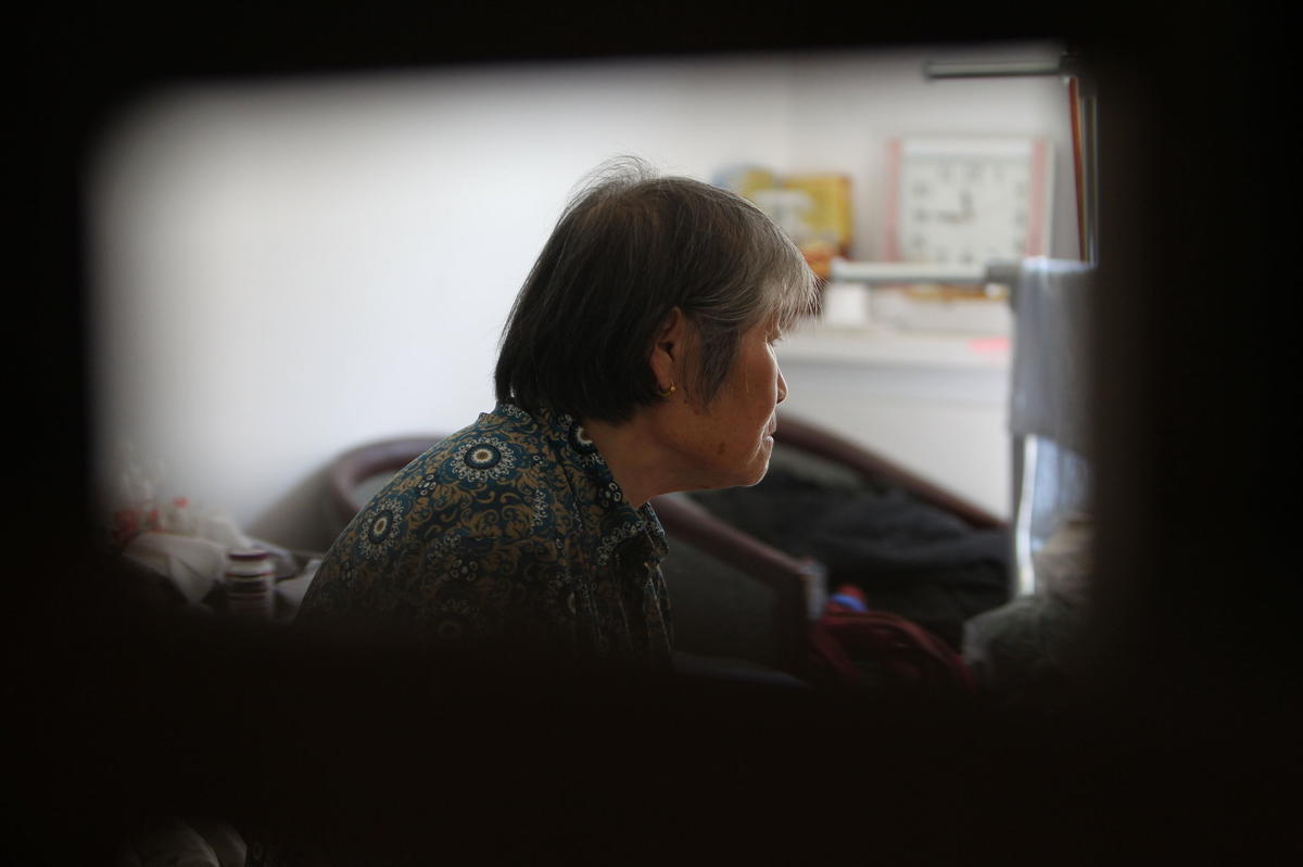 长春79岁独居老太学校蹭食堂 随身带急救药