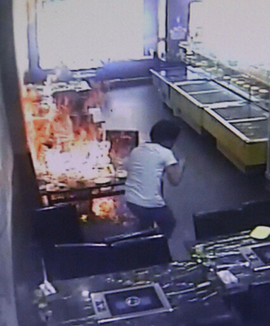 服务员对明火加液态酒精致女孩全身起火