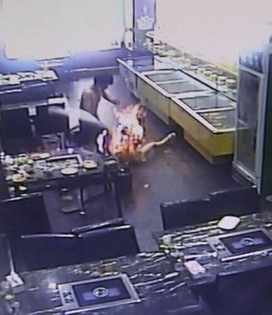 服务员对明火加液态酒精致女孩全身起火