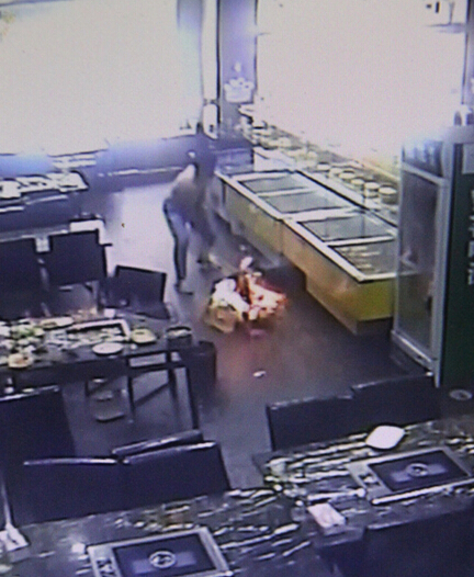 服务员对明火加液态酒精致女孩全身起火