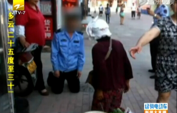 城管与卖菜大妈当街互跪 称“我也不容易”