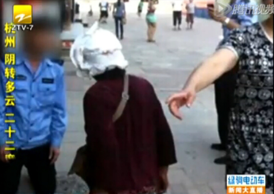 城管与卖菜大妈当街互跪 称“我也不容易”