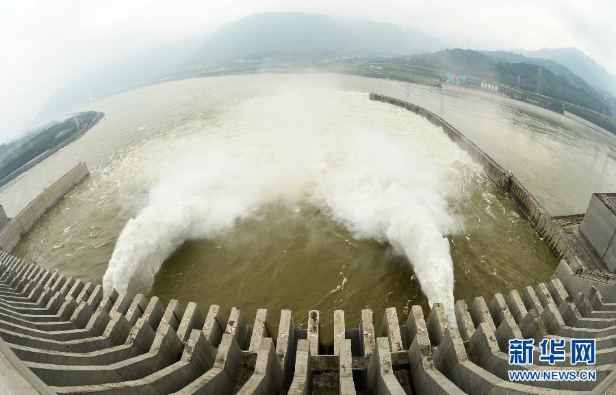 #（社会）（2）三峡枢纽蓄水前夕迎来新一轮洪水 三峡大坝开泄洪深孔泄洪