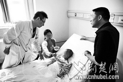 2岁男童吃面时摔倒 筷子插入颅内8厘米