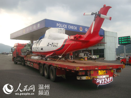人民网温州9月18日电今天下午，温州高速交警不断接到驾驶员反映，经过浙闽收费站时，看到一辆民用普通货车正运载着飞机和坦克。随后，民警在浙闽省际卡口拦到了该辆河南籍半挂车。