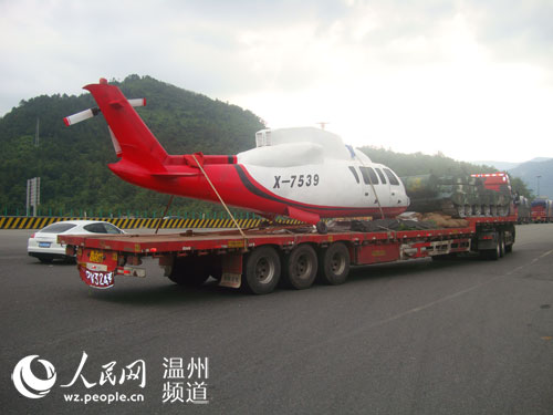 温州高速惊现半挂车运载飞机坦克引观望