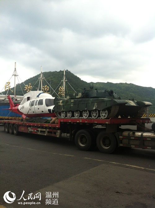 温州高速惊现半挂车运载飞机坦克引观望