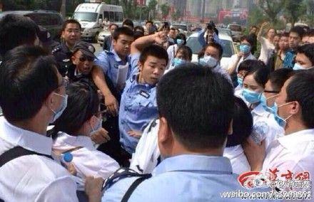 保安打人被拍下