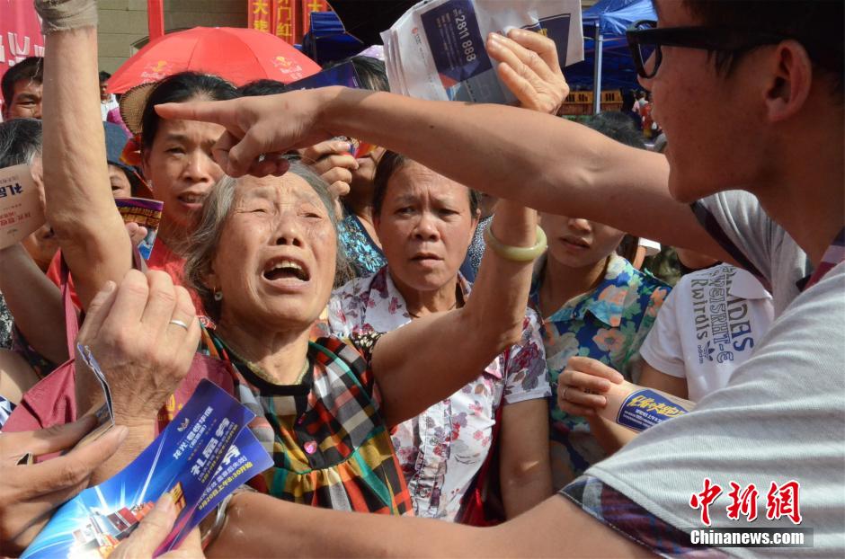 南宁开发商“抓鸡”活动引市民哄抢场面激烈