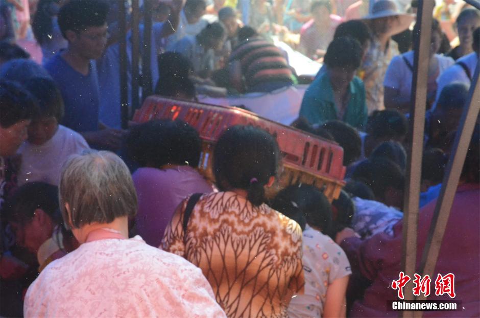 南宁开发商“抓鸡”活动引市民哄抢场面激烈