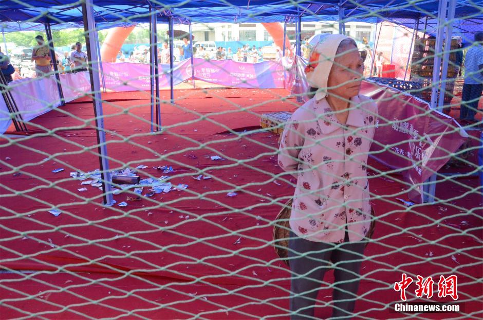 南宁开发商“抓鸡”活动引市民哄抢场面激烈