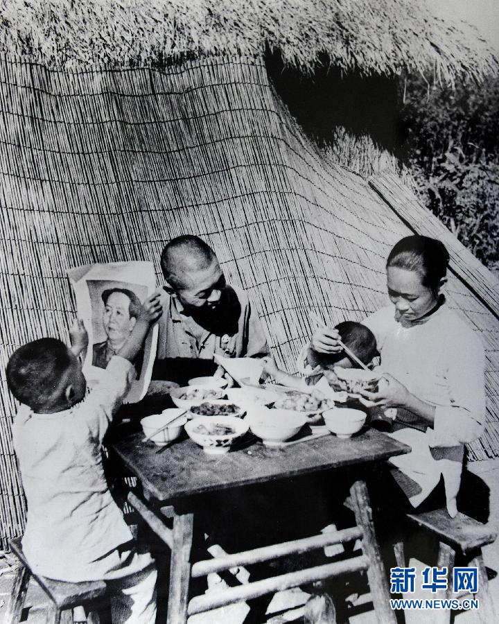 （筑梦中国·辉煌65年·图文互动）（1）镜头中的中国：3家农户的65年——一位摄影记者跟拍记录中国农村的变迁 