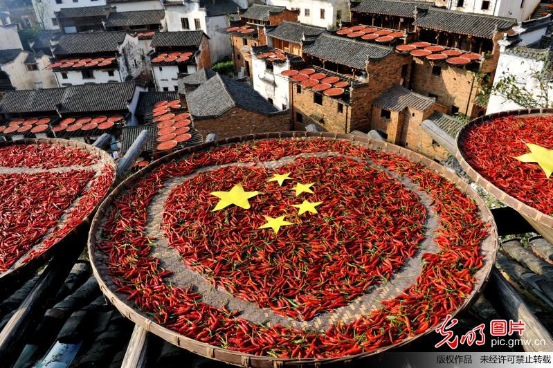 江西婺源“晒秋大妈”拼国旗迎国庆