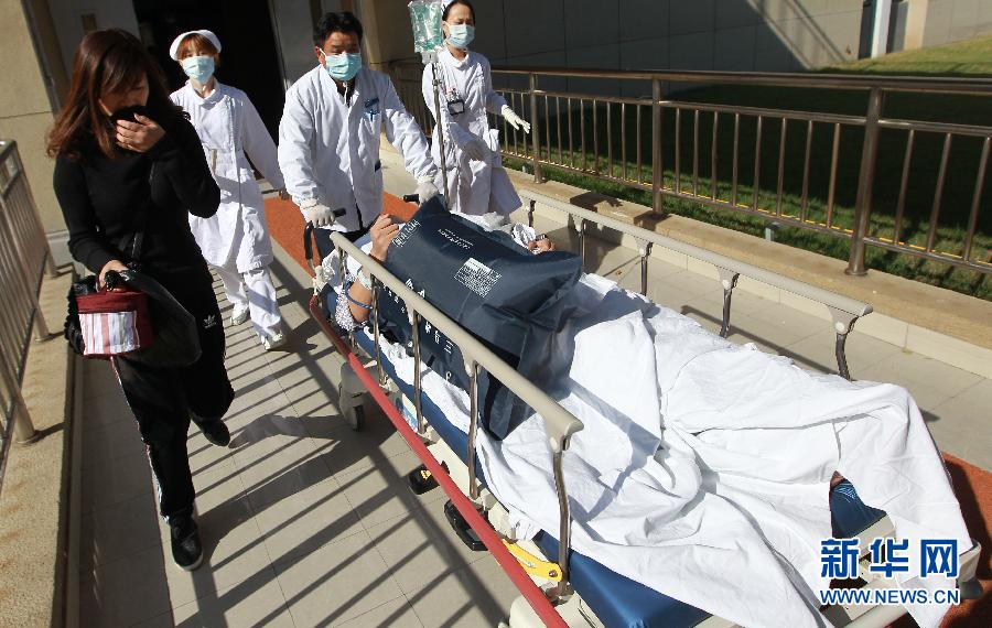 （突发事件）（1）东海大桥公路大巴侧翻　已造成6人死亡 