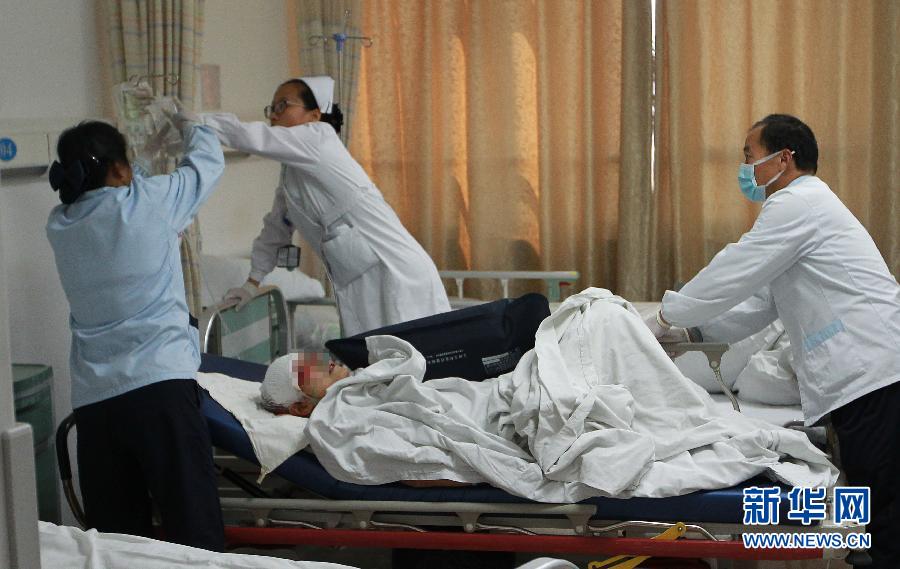 （突发事件）（2）东海大桥公路大巴侧翻　已造成6人死亡 