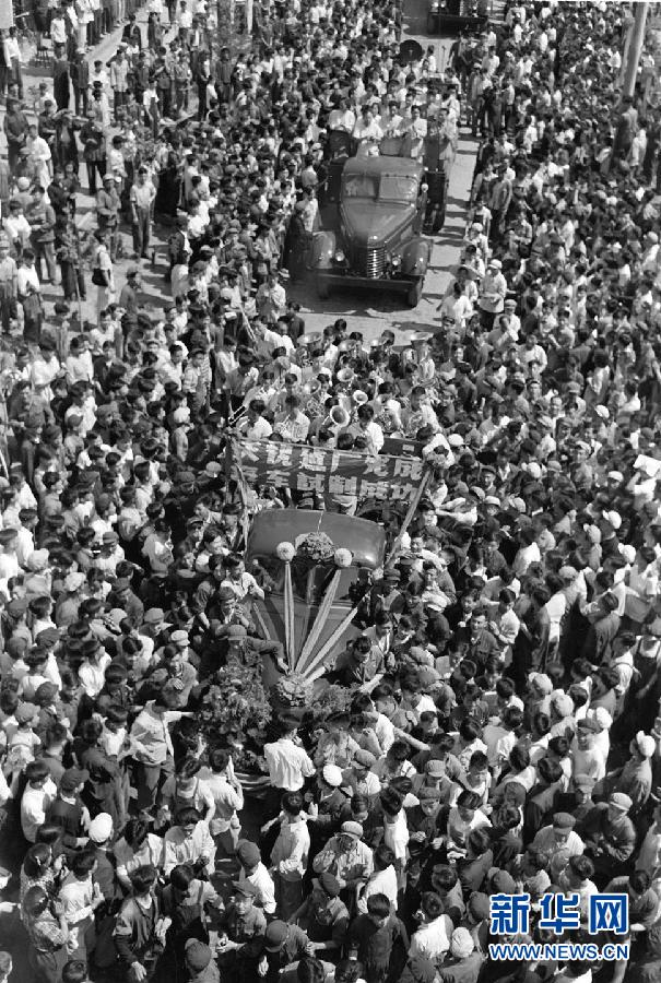 （新中国成就档案·图文互动）（2）国产“解放”牌载重汽车试制成功