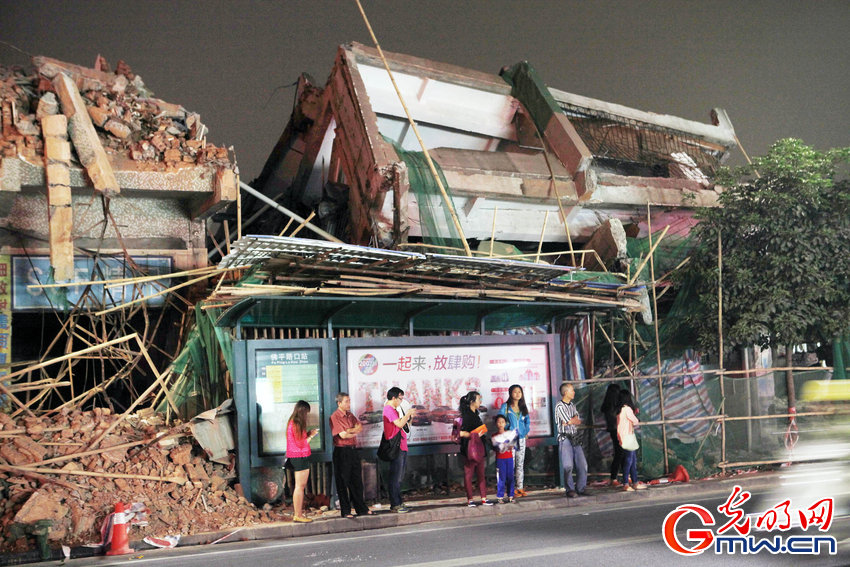 拆楼物料砸到公车站 乘客等车头顶“火山”