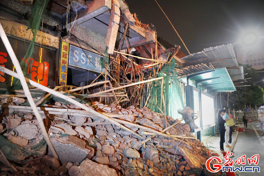 拆楼物料砸到公车站 乘客等车头顶“火山”