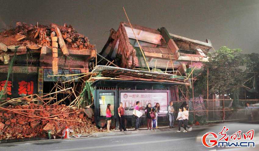 拆楼物料砸到公车站 乘客等车头顶“火山”