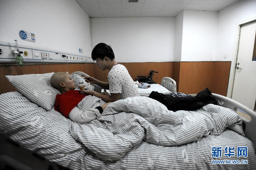 （社会）（2）小伙迎娶患癌女友 为爱不离不弃