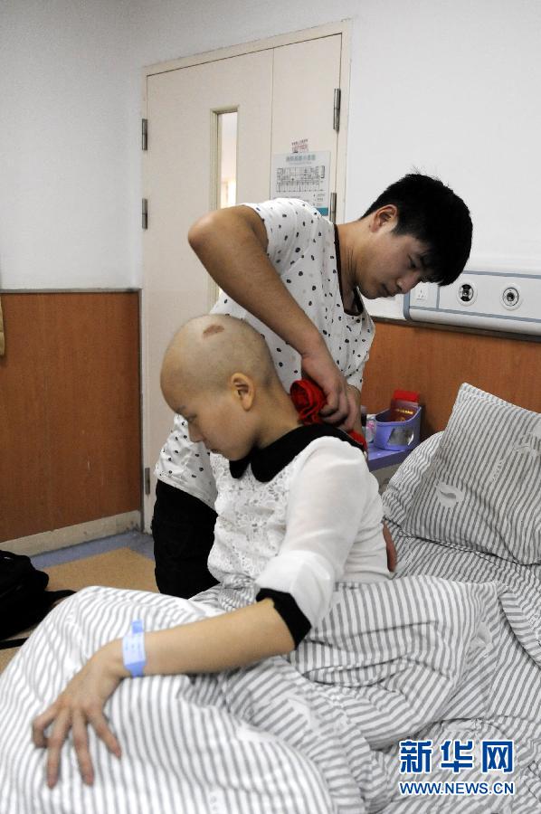 （社会）（6）小伙迎娶患癌女友 为爱不离不弃
