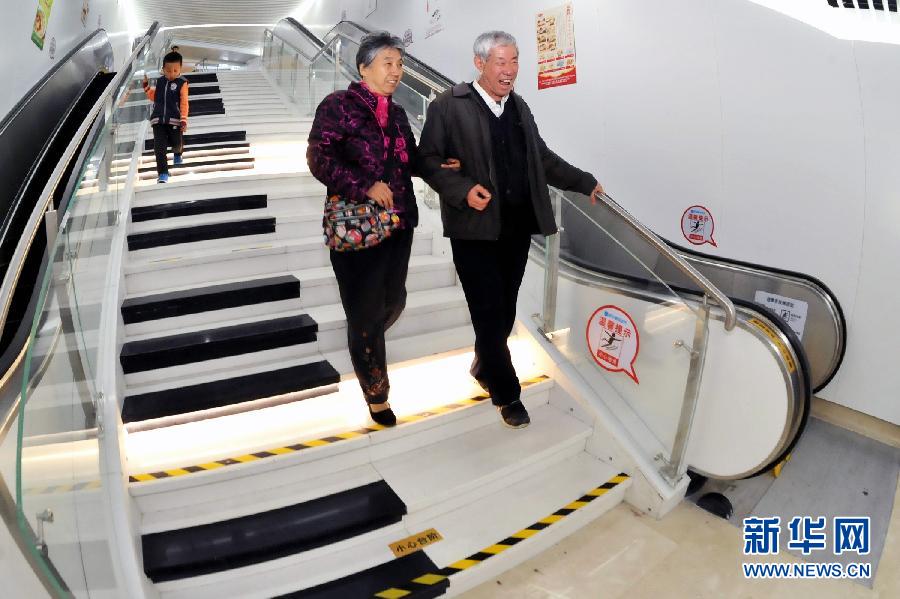 #（社会）（2）郑州地铁现“钢琴”台阶