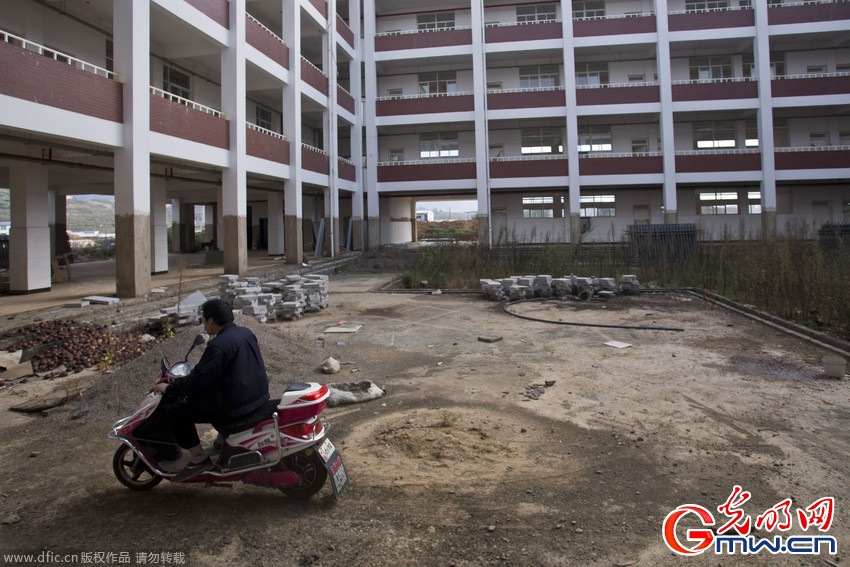 昆明一小学投资千万变“烂尾楼” 校园成养鸡场 昆明一小学投资千万变“烂尾楼” 校园成养鸡场