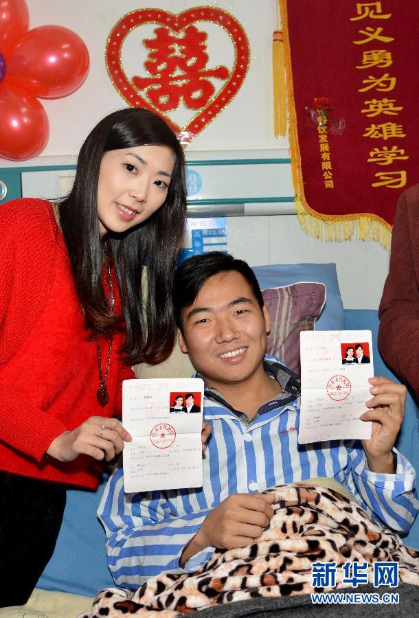 #（社会）（1）江西“最美新郎”何洪成病房里完婚