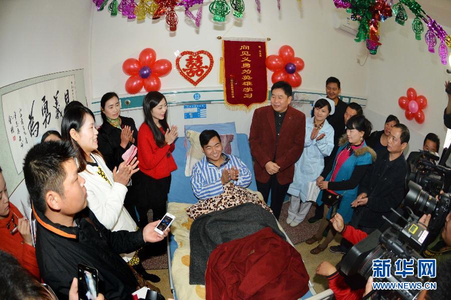 #（社会）（2）江西“最美新郎”何洪成病房里完婚