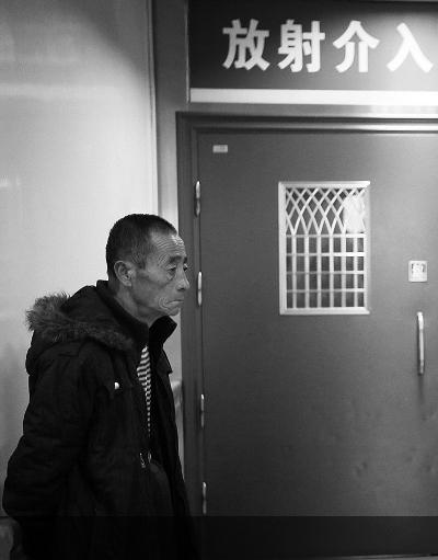 壮年男子因肝病出现肝腹水 肚子大如西瓜 