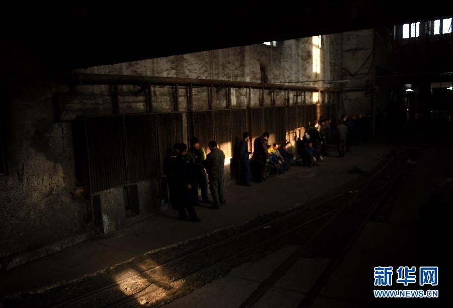 （新华直击）（2）辽宁阜新一煤矿因矿震引发煤尘燃烧造成24人死亡