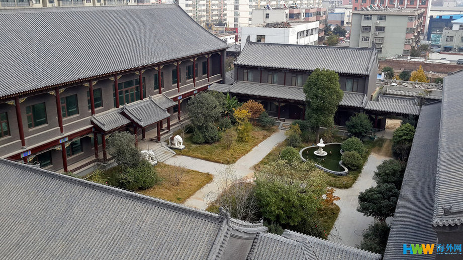 “将军府”系2006年谷献军占用东白仓村十三四亩集体土地所建。当时占地没有任何手续，后来有无补办用地手续，无人知晓。图为河南省濮阳市黄河东路上的谷俊山“将军府”局部（鸟瞰）。