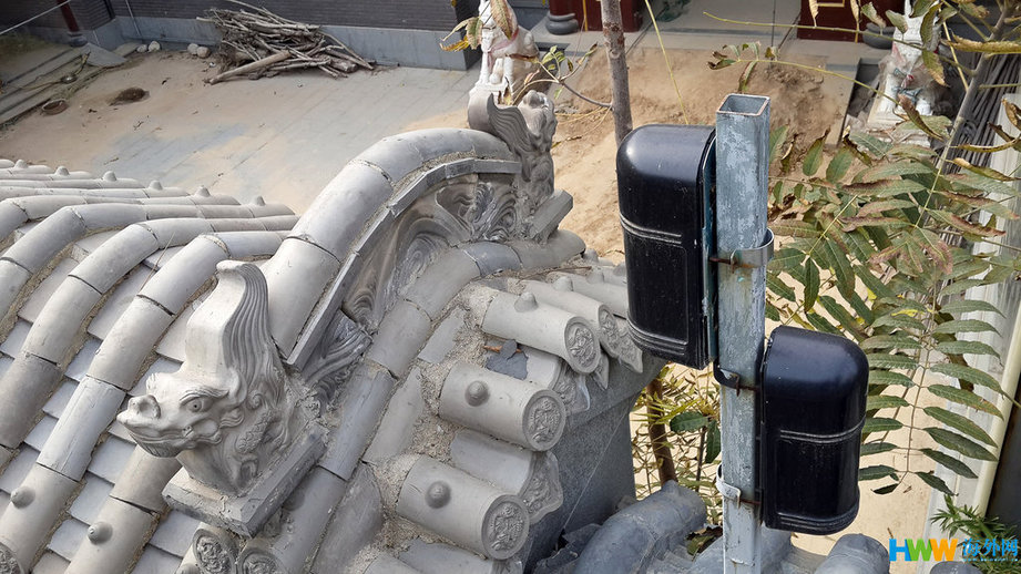 两名来自故宫设计院的老画工，以每人每天3000元的报酬，带着五六个工人干了三个月。谷俊山出事的消息传出后，谷氏家族人心惶惶，画工们的工作没完即打道回京了。图为河南省濮阳市黄河东路上的谷俊山“将军府”局部（鸟瞰）。