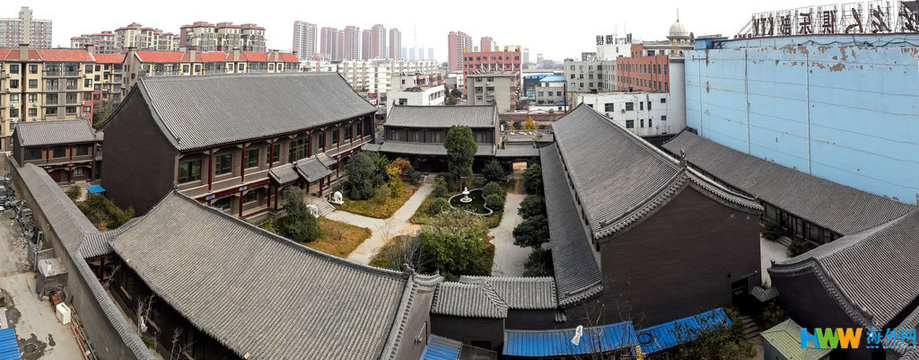 整个“将军府”的结构可谓匠心别用，空中瞭望很像一把手枪。主楼阶前，有两尊站立的汉白玉大象，偏房前是金元宝造型的喷水池；后院有亭台、花园，长长的回廊蜿蜒其间；靠南围墙边的一溜房，专供管家、佣人住宿。