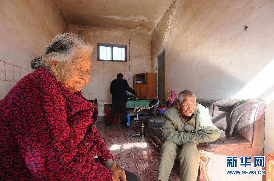 (中国网事·感动2014·图文互动)(1)九旬母亲隐居深山照顾智障儿 相依为命60年