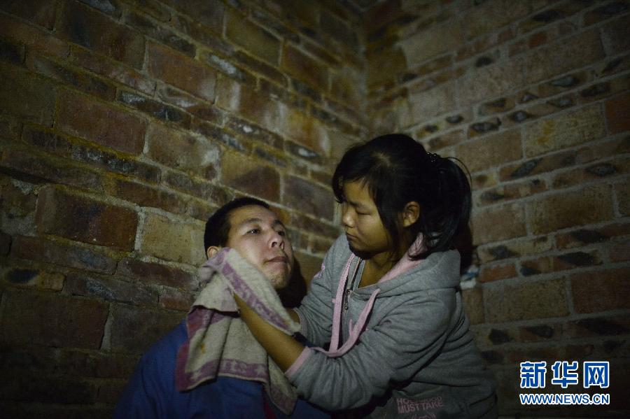 （社会）（1）父亲瘫痪母亲出走 小姐妹扛起家庭重担