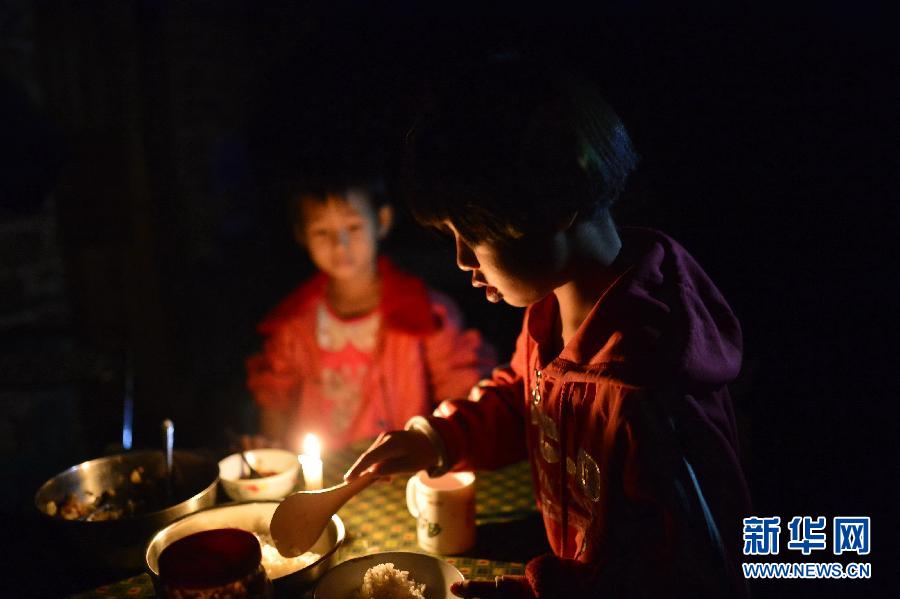 （社会）（2）父亲瘫痪母亲出走 小姐妹扛起家庭重担