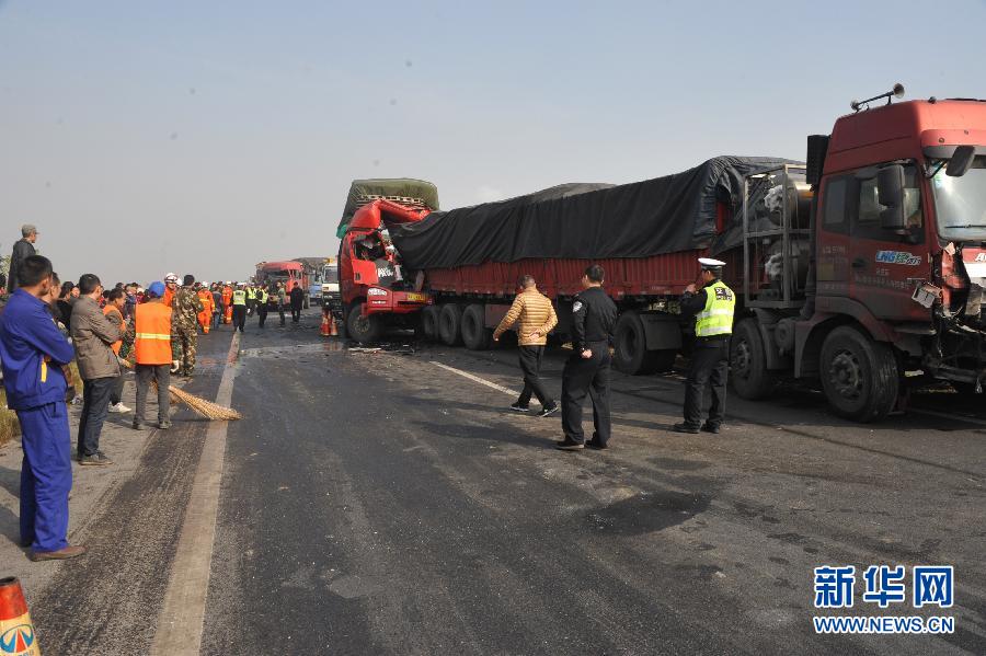 #（突发事件）（2）四川成绵高速复线发生50余车相撞事故 多人死伤