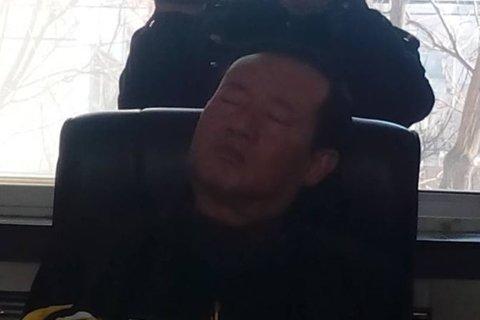 陕西神木副县长与访民开会时睡着 回应系县长助理