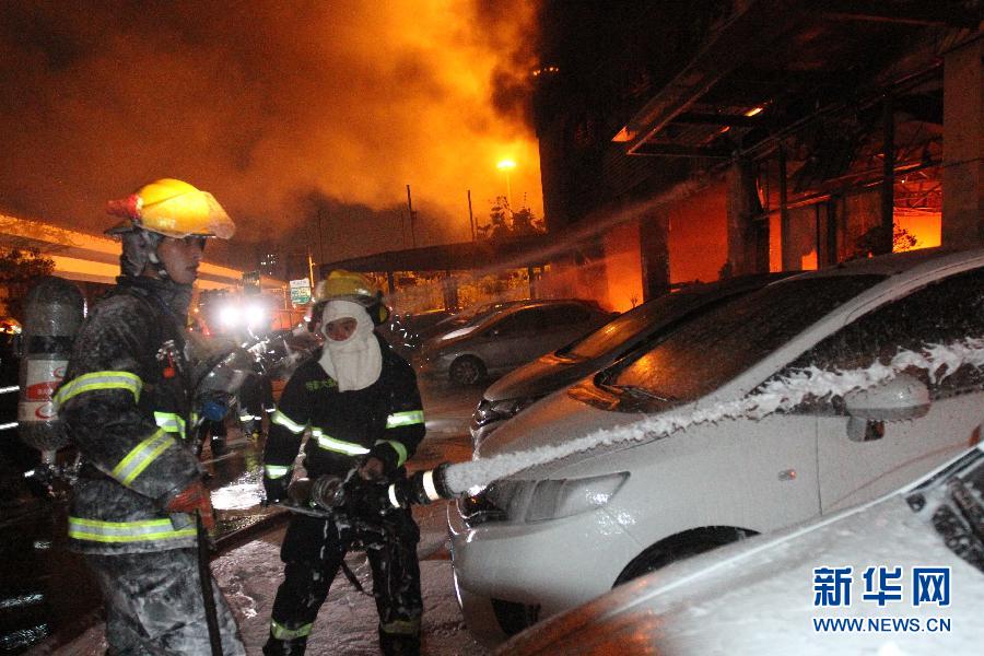 #（锐视角）（4）福建厦门两家汽车4S店发生火灾 致1死1伤