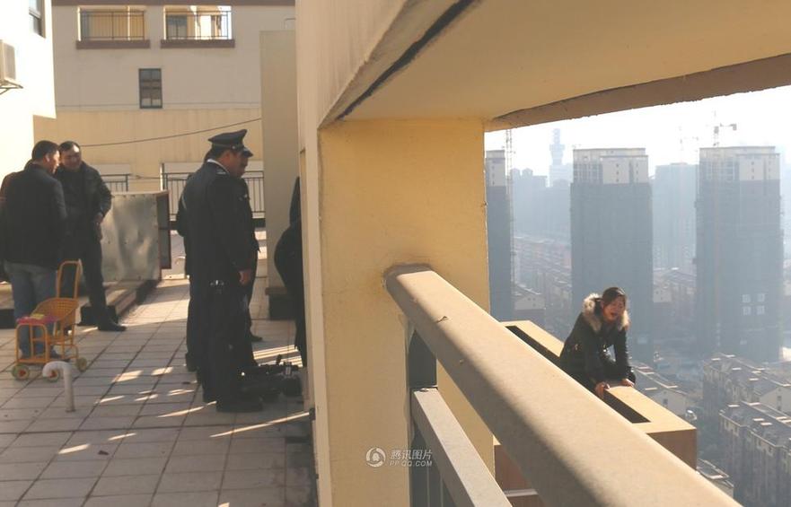 丈夫23楼坠亡 妻子爬上28楼顶欲“同去”