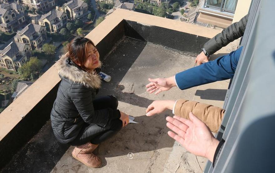 丈夫23楼坠亡 妻子爬上28楼顶欲“同去”