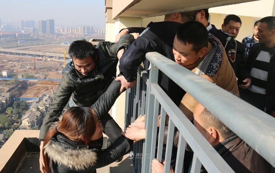 丈夫23楼坠亡 妻子爬上28楼顶欲“同去”