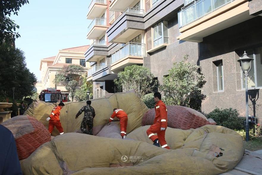 丈夫23楼坠亡 妻子爬上28楼顶欲“同去”